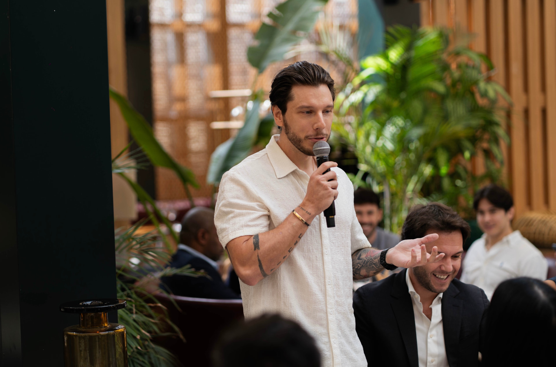 Michal Bavlšík speaking with business leaders in Dubai